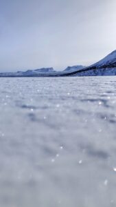 Lago ghiacciato e valle glaciale nel Parco di Abisko