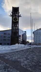 Nuova centro di Kiruna, torre dell'orologio e in lontananza la chiesa