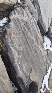 Una roccia che mostra i segni di erosione glaciale