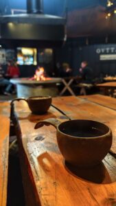 Fika svedese: lingonberry e cioccolata calda nelle iconiche tazze di legno